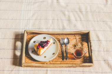 Sabah kahve ile yaban mersinli Cheesecake