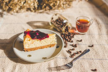 Sabah kahve ile yaban mersinli Cheesecake