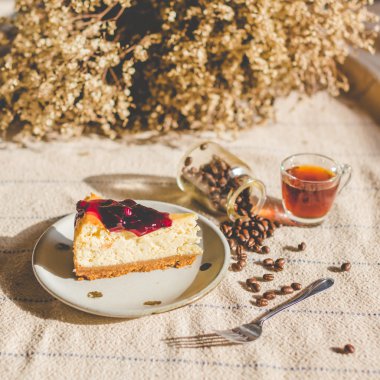 Sabah kahve ile yaban mersinli Cheesecake