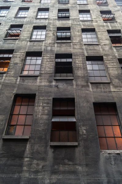 Brudne ściany pełne Windows — Zdjęcie stockowe
