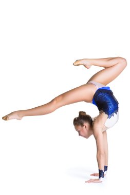 akrobatik egzersiz yaparak genç sportif kadın