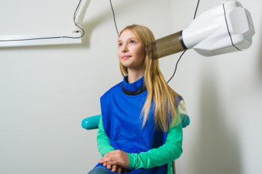 Diş hekimi el diş Kliniği, küçük kız için çene x-ray görüntü yapacaklar