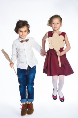 Sevimli çocuk ve kız veya gençler tam uzunlukta rahat tarzı Mavi Jeans poz