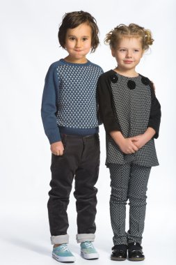 Sevimli çocuk ve kız veya gençler tam uzunlukta rahat tarzı Mavi Jeans poz