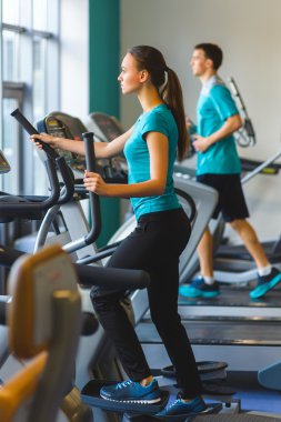 çapraz bir eğitmen olarak spor salonunda egzersiz kadın