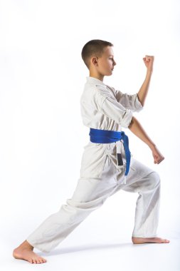 kimono karate çalışmaları beyaz zemin üzerine eğitim sırasında çocuk