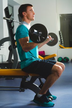 Atlet jimnastik salonu kas vücut geliştirmeci bar ile eğitim