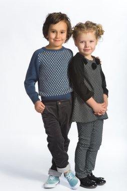 Sevimli çocuk ve kız veya gençler tam uzunlukta rahat tarzı Mavi Jeans poz