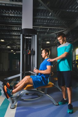 spor salonunda egzersiz yaparak sportif genç adam