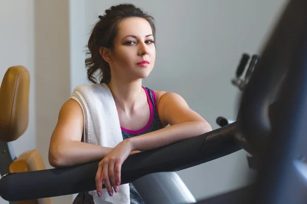 Spor salonunda üzerinde çapraz bir eğitmen istirahat kadın kız — Stok fotoğraf