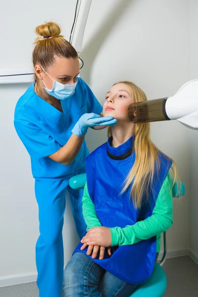 牙医手使下巴 x 射线图像的小女孩在牙科诊所 — 图库照片