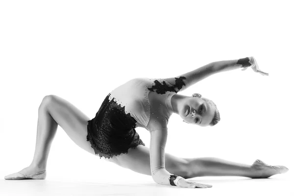Jovem bonito mulher no ginasta terno mostrar atlético habilidade no branco fundo — Fotografia de Stock
