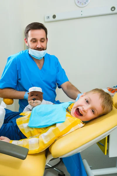 Criança pequena, paciente visitando especialista em clínica odontológica — Fotografia de Stock