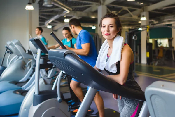 Spor salonunda üzerinde çapraz bir eğitmen istirahat kadın kız — Stok fotoğraf