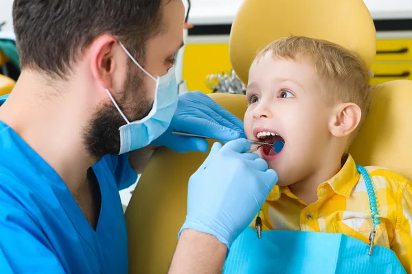 Primo piano del ragazzo con i denti esaminati da un dentista — Foto Stock