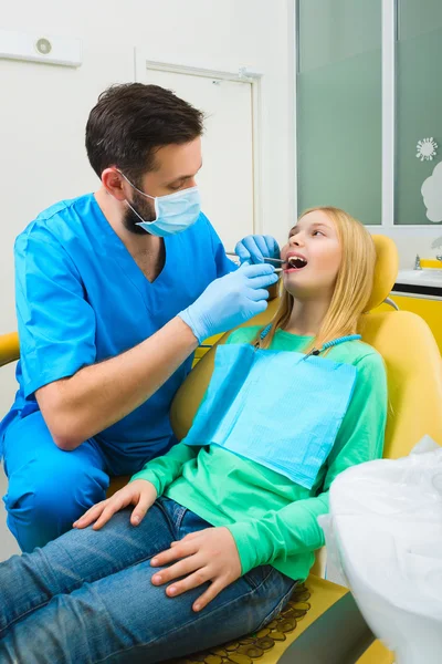 Menina sentada no consultório dos dentistas — Fotografia de Stock