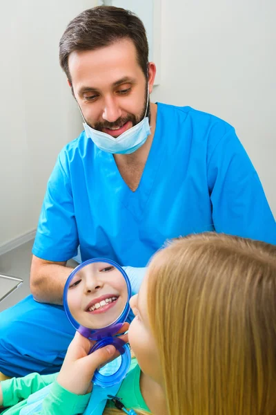 Menina sentada no consultório dos dentistas — Fotografia de Stock