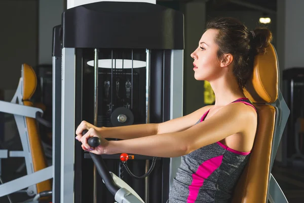 Jeune femme sportive faisant de l'exercice au gymnase — Photo