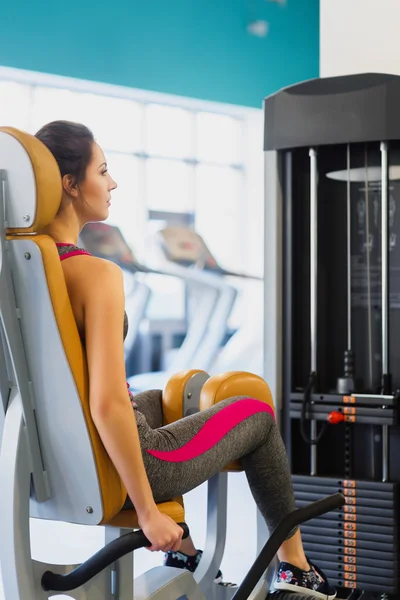 Sporty young woman doing exercise at the gym — Stock Photo, Image