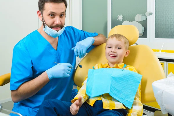 Primo piano del ragazzo con i denti esaminati da un dentista — Foto Stock