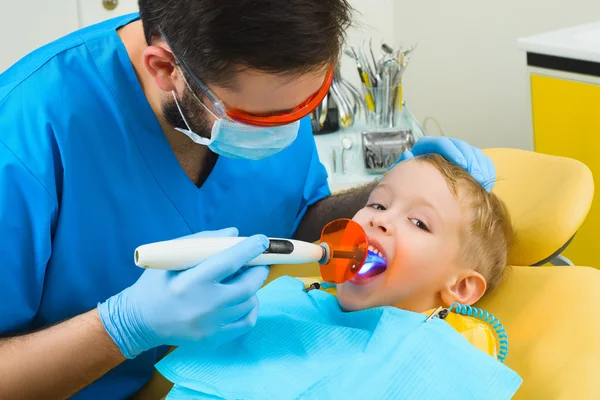 Dentysta leczy zęby pacjenta w klinice stomatologicznej — Zdjęcie stockowe