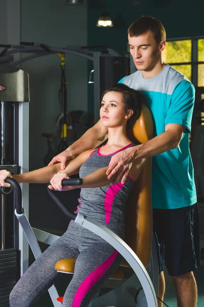 Jimnastik salonu kadın ve spor salonunda egzersiz yaparak onu antrenman ör — Stok fotoğraf