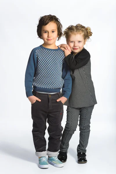 Lindo chico y chica o adolescentes en longitud completa estilo casual vaqueros azules posando — Foto de Stock