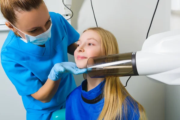 Le mani dentiste fanno l'immagine a raggi X della mandibola per la bambina in clinica dentale — Foto Stock