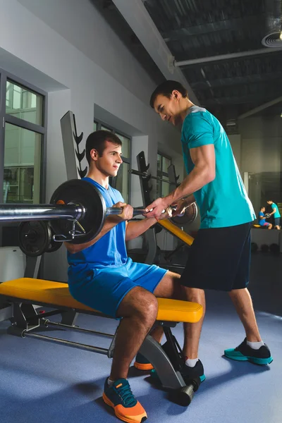 Atlet kaslı vücut geliştirmeci ve kişisel antrenör barbell ile spor eğitimi — Stok fotoğraf