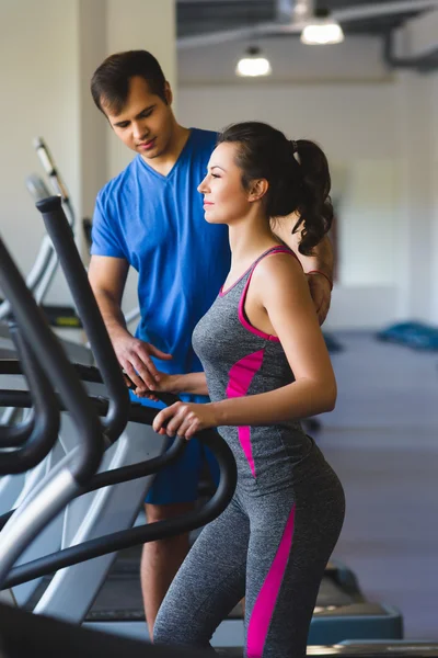 Çapraz bir eğitmen olarak spor salonunda egzersiz kadın — Stok fotoğraf