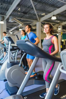 çapraz bir eğitmen olarak spor salonunda egzersiz kadın