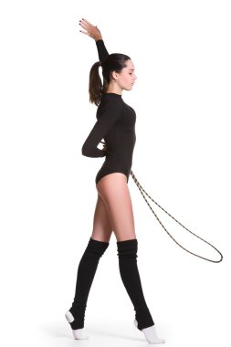 Jimnastikçi elbiseli genç sevimli kadın beyaz arka plan üzerinde jimnastik ip ile atletik beceri göster