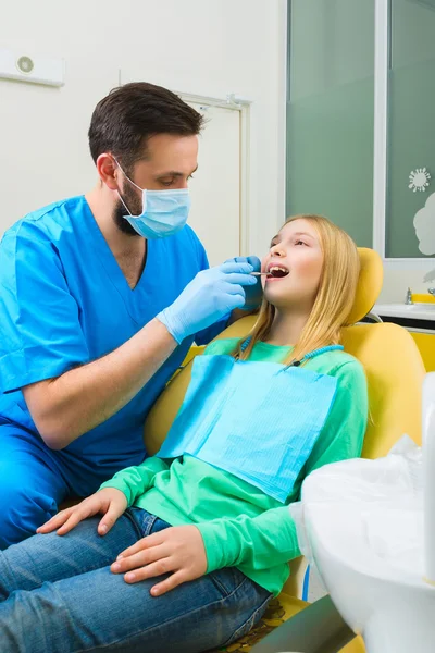 Menina sentada no consultório dos dentistas — Fotografia de Stock