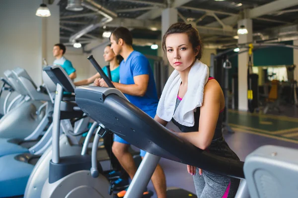 Spor salonunda üzerinde çapraz bir eğitmen istirahat kadın kız — Stok fotoğraf