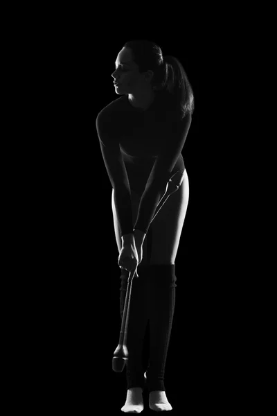 Fitness, sport, persone e concetto di assistenza sanitaria - Giovane donna carina in tuta da ginnastica mostra abilità atletiche su sfondo nero — Foto Stock