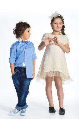 Sevimli çocuk ve kız veya gençler tam uzunlukta rahat tarzı Mavi Jeans poz