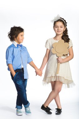 Sevimli çocuk ve kız veya gençler tam uzunlukta rahat tarzı Mavi Jeans poz