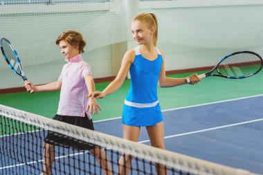 Tenis oynamaya ve kapalı poz çocuk