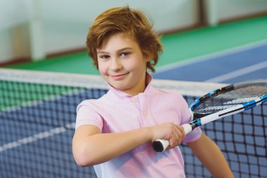 Tenis oynamaya ve mahkemede kapalı poz yakışıklı