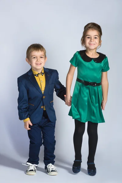 Bonito menino e menina ou adolescentes em comprimento total estilo casual jeans azul posando — Fotografia de Stock