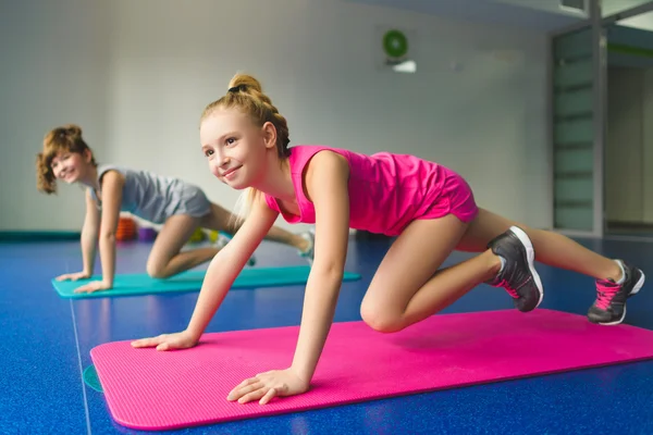 Mädchen turnen oder turnen im Fitnessunterricht — Stockfoto