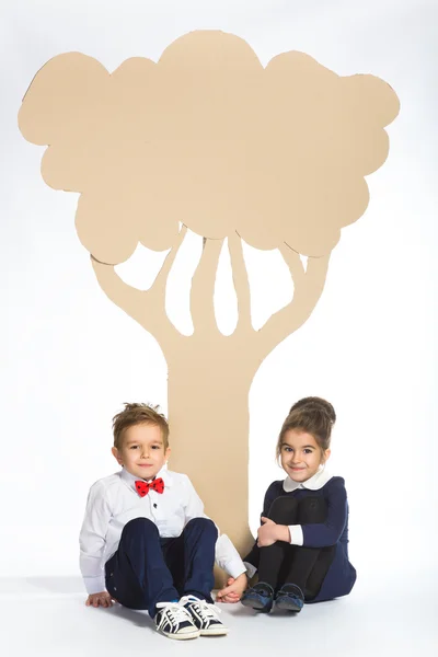 Concepto de amor. Un par de niños. niño y niña con flores de cartón — Foto de Stock