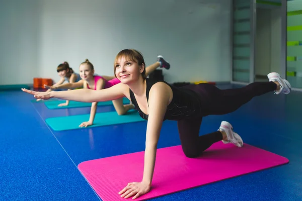 Mädchen und Trainer oder Mutter turnen im Fitnessunterricht — Stockfoto