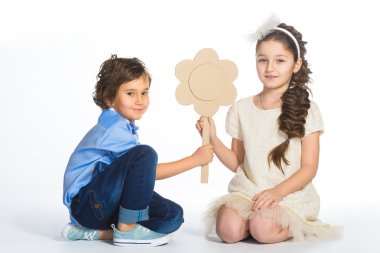 Sevimli çocuk ve kız veya gençler tam uzunlukta rahat tarzı Mavi Jeans poz