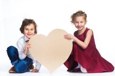 Çocuk ve bir karton kalp tutan kız. Aşk kavramı