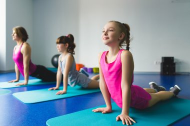 Kızlar ve eğitmen ya da fitness sınıfta jimnastik egzersizleri yapıyor anne