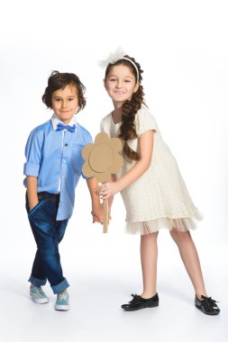 Sevimli çocuk ve kız veya gençler tam uzunlukta rahat tarzı Mavi Jeans poz