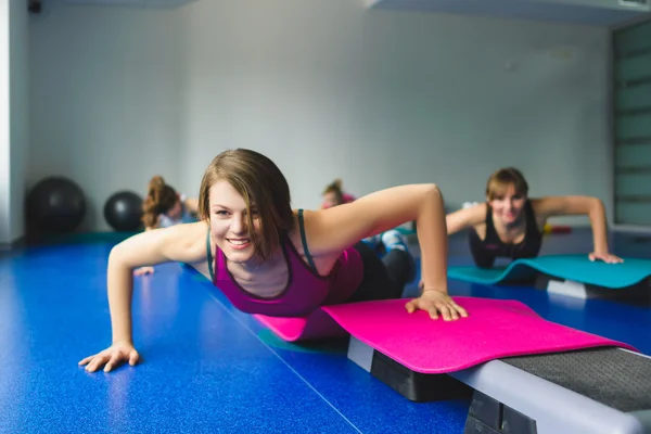 Grupo de mujeres jóvenes y niñas haciendo ejercicios de gimnasia —  Fotos de Stock