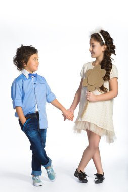 Sevimli çocuk ve kız veya gençler tam uzunlukta rahat tarzı Mavi Jeans poz