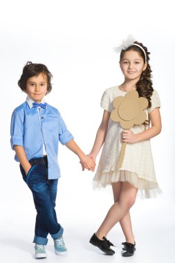 Sevimli çocuk ve kız veya gençler tam uzunlukta rahat tarzı Mavi Jeans poz